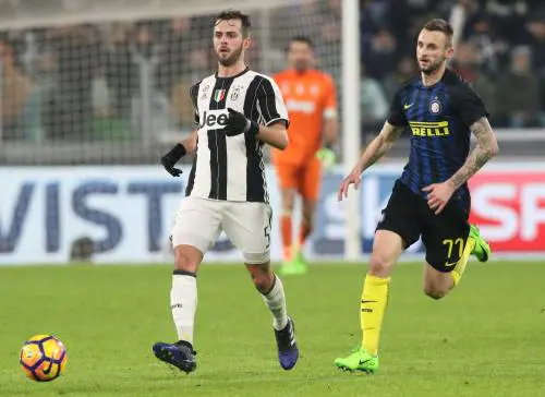 L'agente di Brozovic contro Pjanic: "Gli ha causato la frattura del dito"