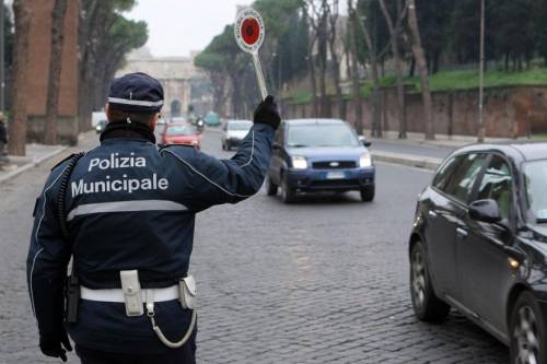 Roma, i vigili urbani: "Non abbiamo carta per stampare i verbali"