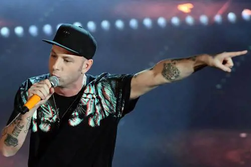 Clementino dal palco dopo le polemiche: "Non lancio l'erba, la fumo"