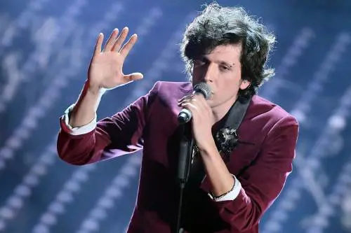 Ragazza si sente male, Ermal Meta interrompe il concerto