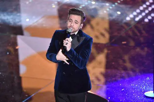 Sanremo, Bernabei canta e viene colpito da una telecamera