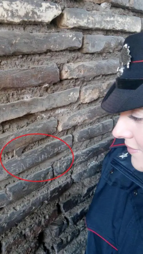 Roma, incide il nome sul Colosseo: denunciata turista francese
