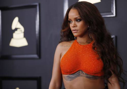 Rihanna, outfit mozzafiato ai Grammy Awards