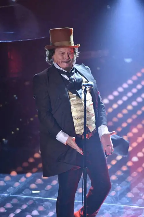Sanremo, il gestaccio di Zucchero sul palco dell'Ariston