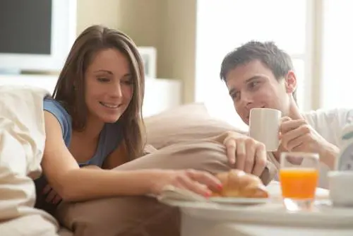 Il gesto più amato dalle donne per San Valentino? La colazione a letto