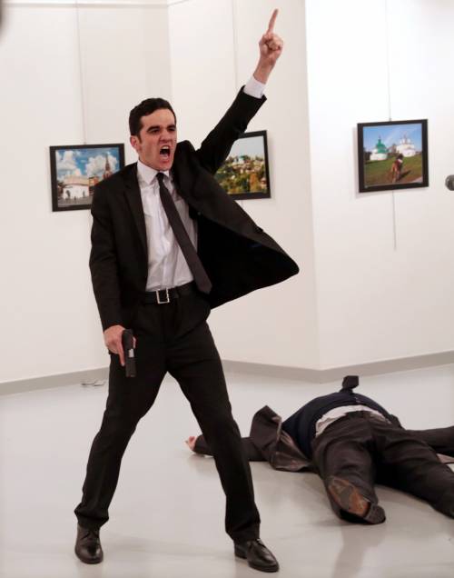 La foto al killer dell'ambasciatore ha vinto il World Press Photo