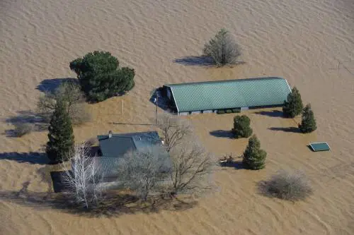 Paura in California: la diga di Oroville rischia di collassare