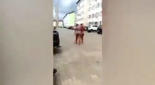 Brasile, costringe l'amante del marito a camminare nuda in strada
