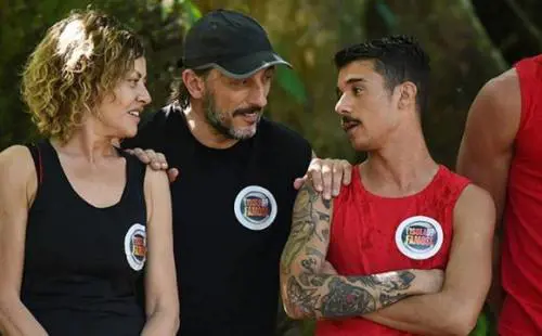 Isola dei Famosi, Eva Grimaldi a Moreno: "Ma che hai dentro al costume?"