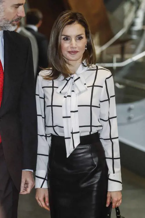 Madrid, Letizia di Spagna è regina di fascino con la gonna in pelle