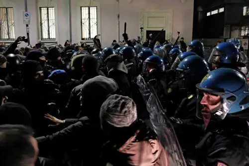 Milano, tensione al corteo di Anpi e centri sociali contro il convegno sulle foibe