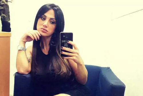 Marika Fruscio hot con la scollatura a cuore