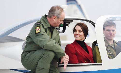 Kate Middleton in visita ai cadetti della Royal Air Force