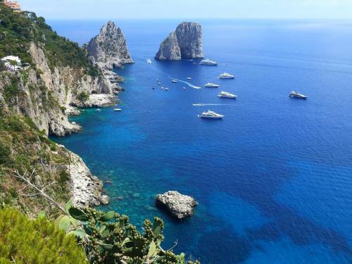 Pure Anacapri  accoglie i profughi Tre strutture con vista  Faraglioni