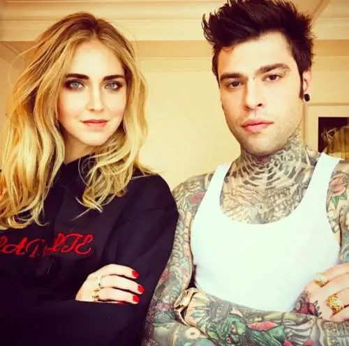 Ferragni a Fedez: "Portami in braccio" ma il rapper rimane in mutande