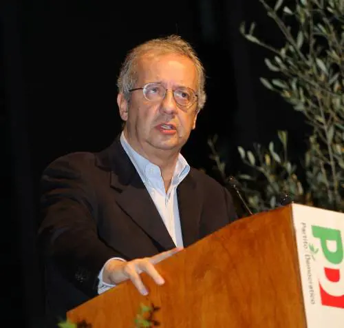 Veltroni: "Pd tra asilo Mariuccia e conte ugolino"