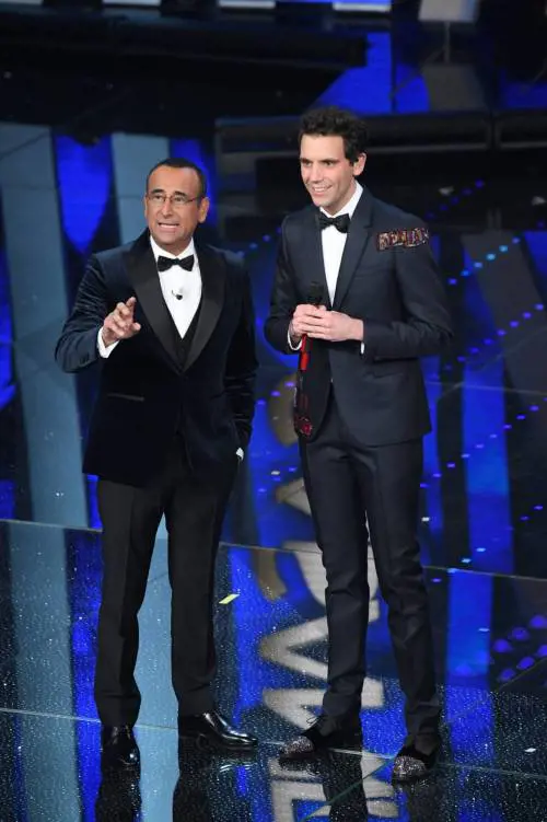 Sanremo, l'indiscrezione: "Carlo Conti si è rifiutato di baciare Mika"