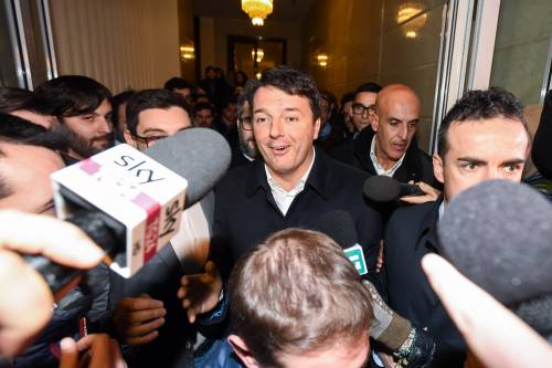 Renzi accerchiato nel Pd mette al sicuro il simbolo