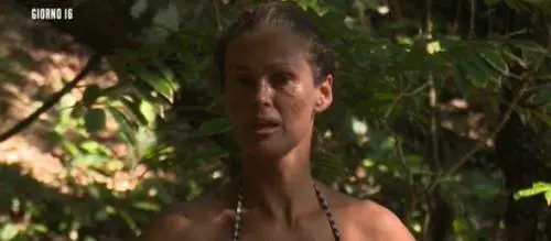 Isola dei Famosi, Samantha De Grenet attaccata dai mosquitos: "Qua mi ricoverano"
