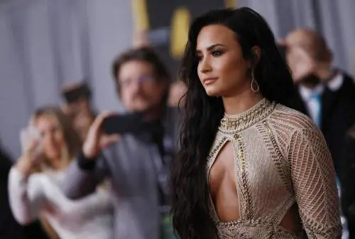 Demi Lovato, sexy trasparenze allo specchio