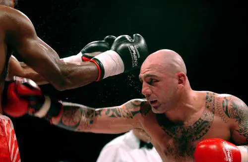 Dazn rilancia la boxe ma la "vieta" ai minori