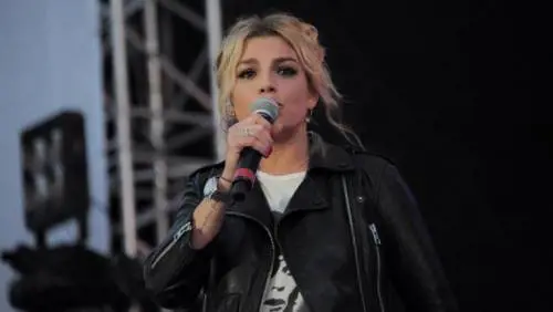Emma Marrone provoca Maurizio Costanzo: "Sei geloso di Maria, eh?"