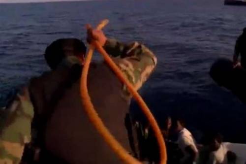 Bufera sui guardacoste libici: frustano i migranti salvati mare