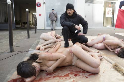 Una protesta choc "insanguina" Parigi