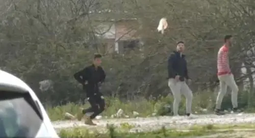 Palermo, i rom deridono gli agenti cantando le canzoni di Bello Figo