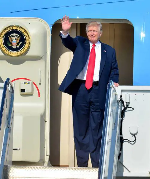 Belle donne, golf e milioni Ecco il volto del vero Trump