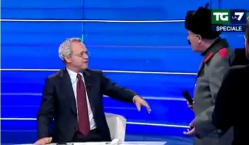 Enrico Lucci invade lo studio di Enrico Mentana durante la maratona del Tg La7