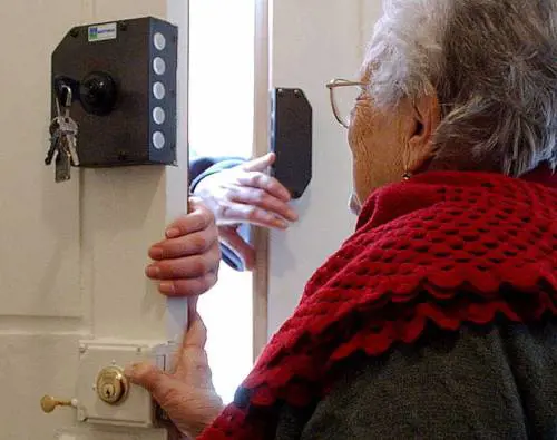 Tre rom le chiedono l'acqua e poi le "ripuliscono" casa