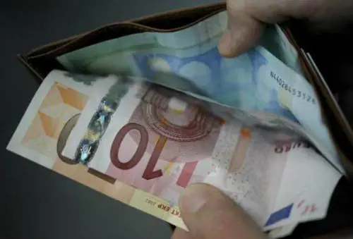 Perde il portafogli con 1.300 euro ​e uno spacciatore glielo restituisce