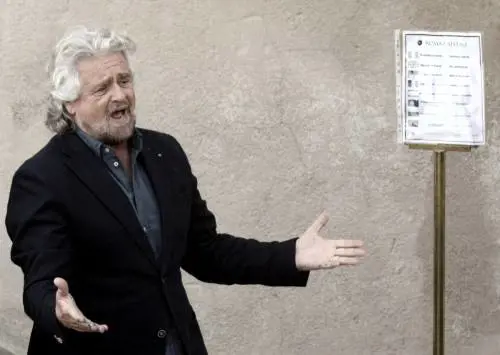 Roma, Grillo arriva in Campidoglio: "Lo stadio? Cambiate domanda"