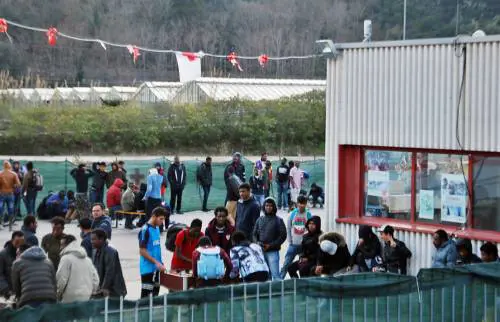 Incendio nel Cie: i pompieri spengono le fiamme, i migranti giocano a calcetto
