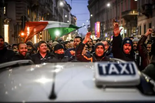 Raggiunto l'accordo tra tassisti e governo: "Decreto entro 30 giorni"