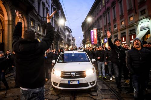Taxi, continuano le proteste dei tassisti: traffico in tilt nelle città
