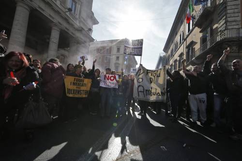 Raggi in piazza coi tassisti