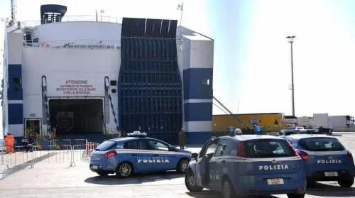 Immigrati devastano traghetto. Furti e molestie ai passeggeri