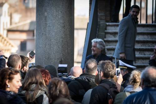 Grillo e Raggi in piazza vanno a soffiare sul fuoco