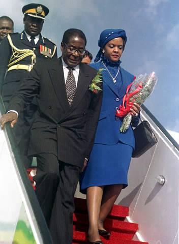 Mugabe, il dittatore immortale. "Governerò anche da cadavere"