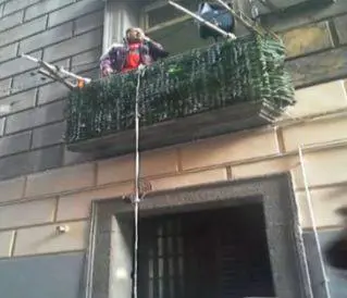 Neomelodico canta su un balcone del centro storico di Napoli: esplode la protesta