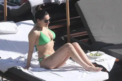 Kelly Brook nella vasca, lato B in evidenza