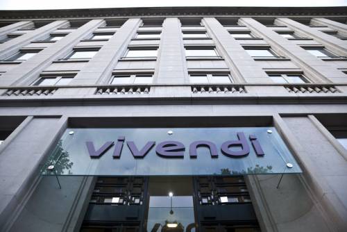 Agcom: "Vivendi deve scendere in Telecom o Mediaset"