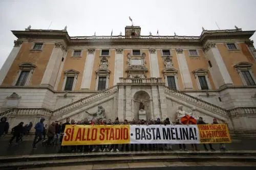 Stadio, autogol della Raggi: meno torri ma più affari