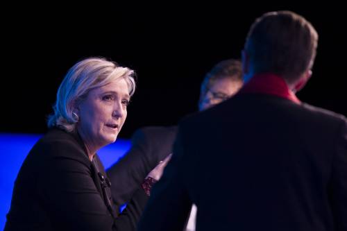 Le Pen resta in testa (e non risponde ai giudici). Ma a sinistra e al centro spuntano le alleanze