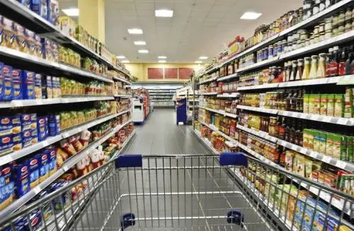 Puntine da disegno dentro la carne dei supermercati