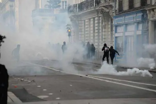 Scontri tra polizia e manifestanti anti Le Pen: numerosi feriti