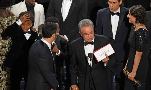 Oscar, gaffe con la busta: "La La Land, anzi Moonlight"