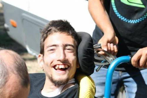 La Chiesa risponde con il pro-vita Matteo. "Non andare a morire, noi portiamo luce"